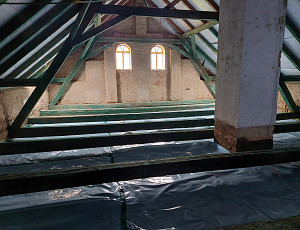 Zateplení stropu zděného rodinného domu pomocí foukané izolace